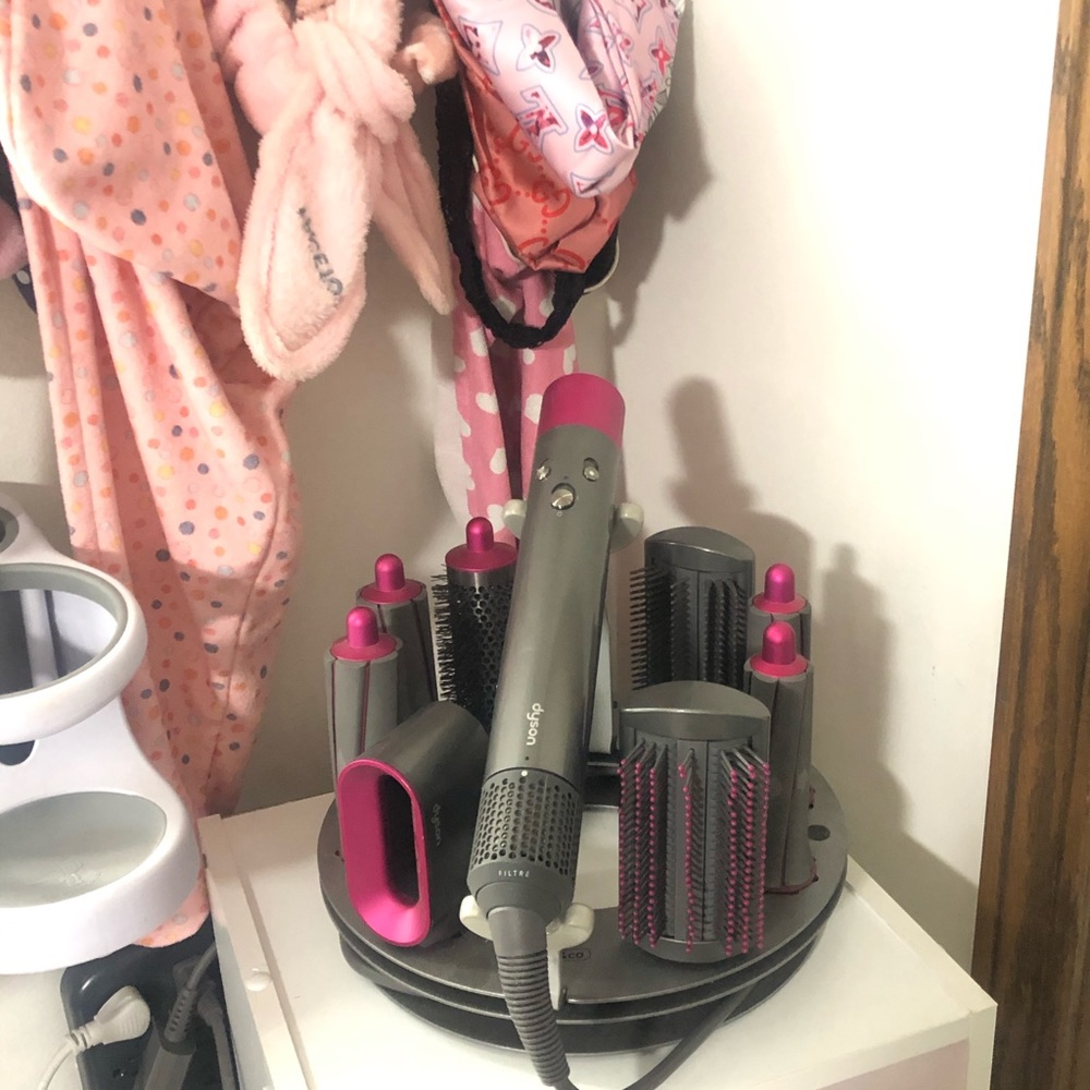 The dyson airwrap complete with mount